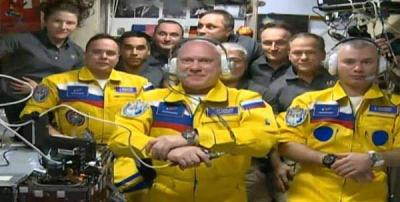 Прикрепленное изображение: SoyuzMS-21_crew_yellow_flight_suits.jpg